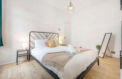 4BR House By Astra Residences Short Lets & Serviced Accommodation Stanley With Free Parking & Instant Booking - Foto 28