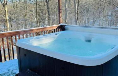 Serenity Falls - Stylish 4Bdr Mountain Retreat, Hot Tub, Pool - Foto 54