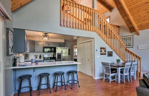 Modern Mountain Chalet Munds Park Retreat with Deck - Foto 6