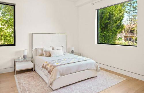 Luxurious Retreat - Modern House with Pool - Photo 35