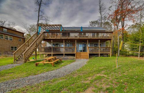 Lakefront Pocono Retreat with Hot Tub and Movie Hub - Foto 32