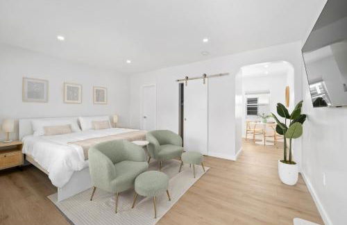 M Lake Worth Beach - Modern Villas Near West Palm Beach, Chic Retro Vibes, King Bed, Cozy Backyard, BBQ, Workspace, High-Speed Internet, Free Parking, 5 Minutes to Downtown & Beach - Foto 5