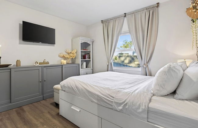 Hot Tub, Firepit, Deck | 10mins to Beach | Middle Terrace Cottage by AvantStay - Foto 31