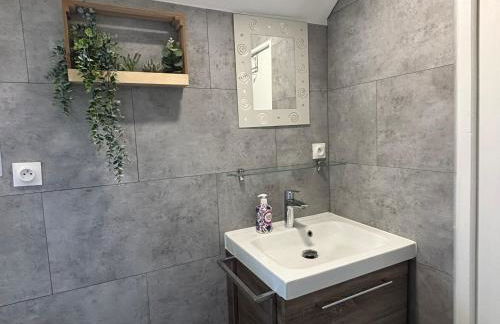 Rivage Maison spacieuse 10 p 5 chambres 2 sdb 2 WC tout confort avec jardin, belle terrasse aménagée, parking privatif, à 2 kms d'une petite plage, 3kms d'Omaha Beach et Port en Bessin - Foto 22