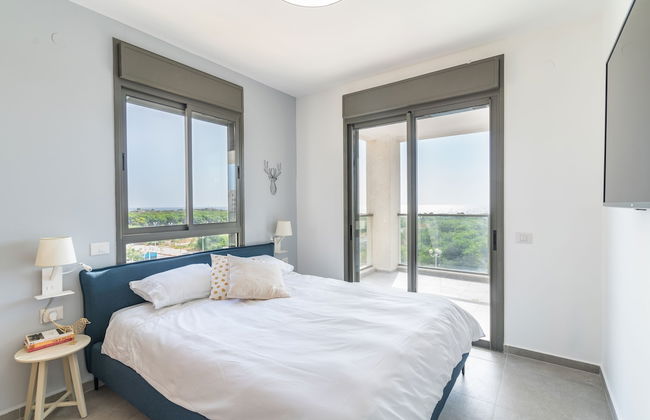 Sunlit Balcony & Coastal Charm by Sea N' Rent - Foto 3