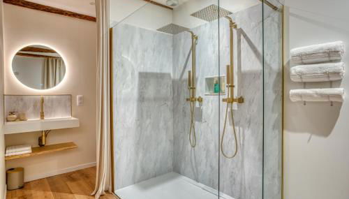 La Cadurcienne "Love room" jacuzzi & pièce secrète Cahors centre historique - Photo 4, towels, Shower