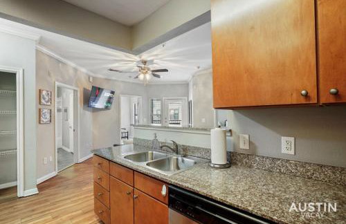 West Campus Accommodations Pool and King Bedrooms - Foto 12