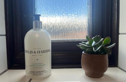 Superb Comfy 2 Bed House, Responsive & Caring Hosts Free WiFi & Parking, Close to MK Centre, Train Station, Santander, Network Rail by Webbhill Stays - Foto 16