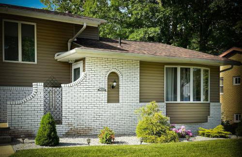 Lovely West Akron home with attached private garage - Foto 8