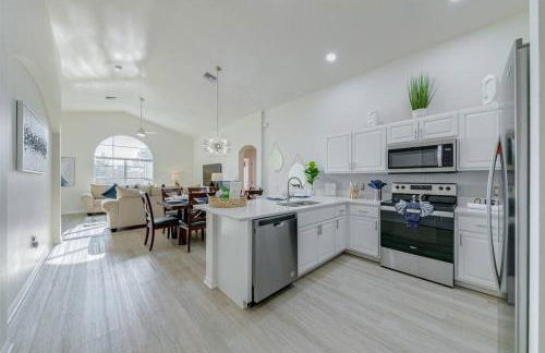 580 - Stunning Renovated Home with Large East Facing Pool Deck Overlooking Preservation Area and Games Room - Foto 40