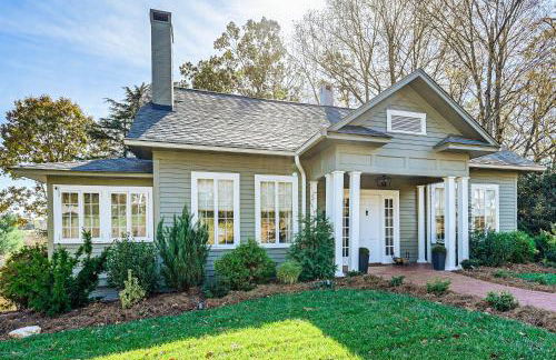 Main Street Elkin Retreat Home with Backyard Oasis - Foto 1