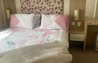 Seaside 2-Bed Caravan Retreat - Sleeps 6 & Parking - Foto 10