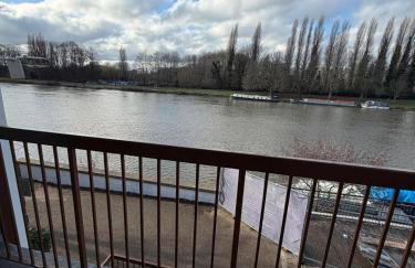 Elegant 1-Bedroom Flat With Stunning Thames views - Photo 2