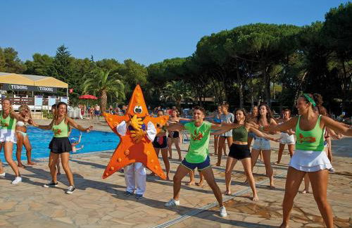 Pine-shaded Getaway w/ Pool - Foto 26