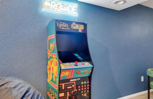 Chic Family Retreat with Game Room backyard with fire pit and minutes to Downtown! - Photo 43