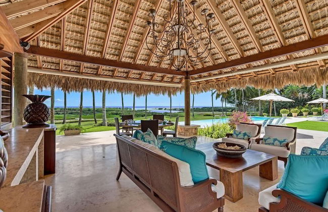 Magnificent Eight Bedroom Holiday Home - Photo 21