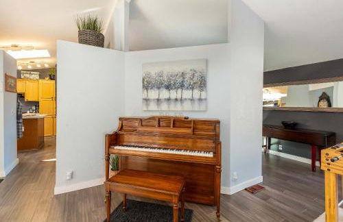 Charming 3-Bedroom Home in Bend with Hot Tub Game Room & Spacious Family Dining - Foto 7