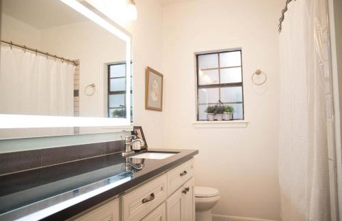 Cozy Bohemian Bungalow - Photo 13