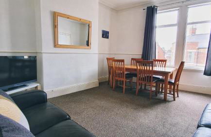 Free Parking, Huge 4 King Bedroom Townhouse, Fast WIFI, Fully Equipped Kitchen, 15 min drive to Nissan, 20 min to Newcastle Sunderland, Ideal for Long Term Contractor etc Stays, Regular Housekeeping Option - Dwellcome Home Ltd - See Our Site for Assurance - Foto 26
