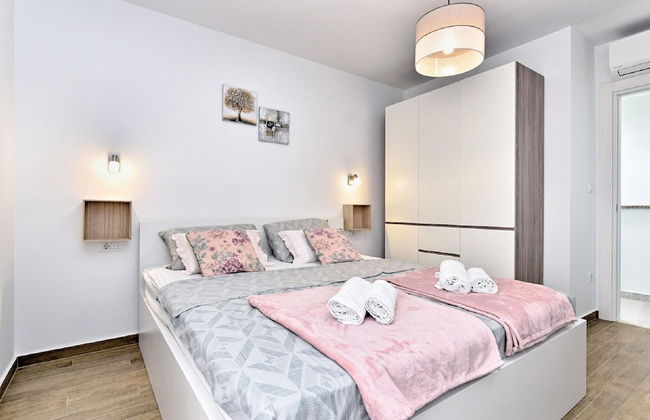 Modern Villa With Private Hydromassage Pool - Photo 6