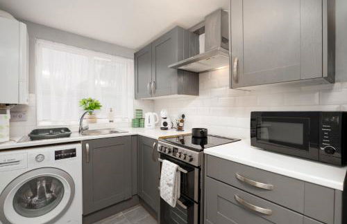 Modern Spacious Home - Parking - Sleeps 6 - minutes from the A1 & the Races - Foto 3