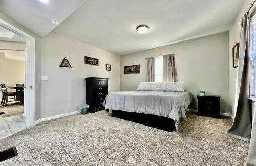 Charming 4BR Home in Liberty Township w Large Deck - Foto 22