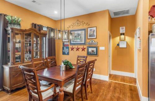 Stockyards-3/4 mile away!-Sleeps 8-Americana House - Foto 2