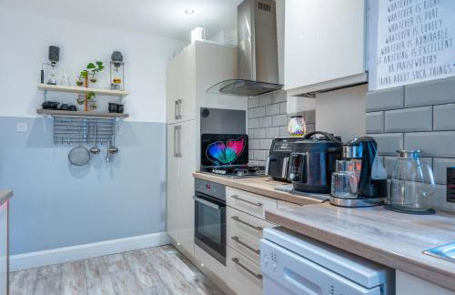 Bright & Stylish 4-Bed Home in the Heart of Morden - Photo 43