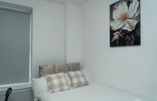 4 Bed Failsworth Home - 3 Bathrooms - Free Parking - Ideal For Contractors & Families - FREE 1 HR EARLY CHECK-IN OR 1 HR LATE CHECK-OUT FOR 2 NIGHT STAY BOOKINGS UNTIL THE END OF MAY - Foto 11