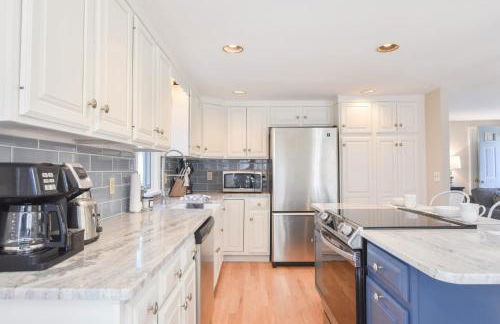 Beautiful Home Close to Ponds and Beach - Photo 2