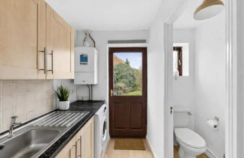 Detached House - Prime Location - Free Parking, Fast Wifi and Smart TVs with Sky TV and Netflix by Yoko Property - Foto 24