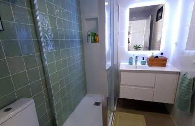 Top-Floor Beachfront Apartment with Parking, Pool, & Spacious Sea-View Balcony - Photo 11