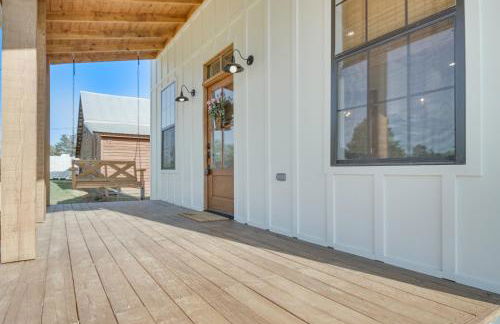 4-Acre Plot Farmhouse-Chic Retreat in Forest! - Foto 19