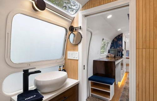 Luxury Airstream w hot tub, king bed, & grill - Foto 16