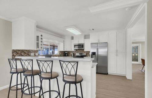 Spacious 4BR plus Den with Pool, Jacuzzi, BBQ, Near Strip - Foto 20