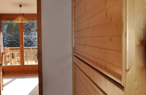 Appartement cosy proche des pistes avec balcon et parking - FR-1-693-47 - Foto 8