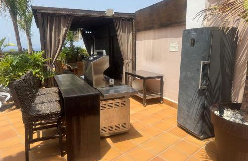 VILLA BLOSSOM in the beautiful area of Puerto Santiago Tenerife with 5 bedrooms for up to 10 guests private swimming pool and many other activities to entertain the family Secure parking for 2 cars and disabled access throughout - Foto 21