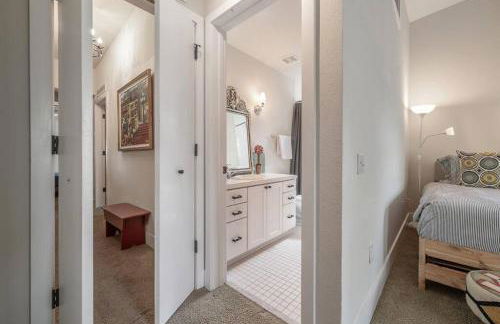 Nawlins vibe with rooftop verandah near Riverwalk and downtown - Foto 41