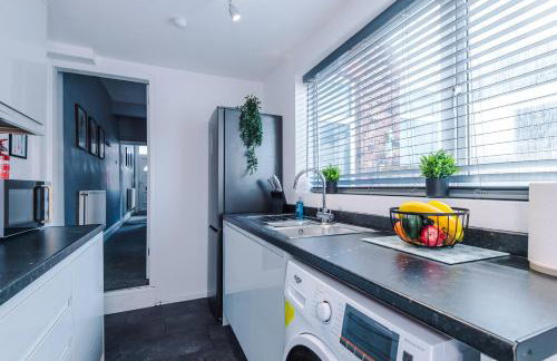 NEW! Spacious 3-Bed Home in Newcastle-under-Lyme by 53 Degrees Property, Ideal for Business, FREE Parking! - Foto 15