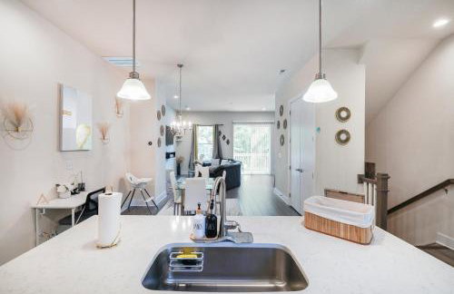 Stylish 3BR Home in CLT, Close to Downtown, Airport, WFH & Parking & Family Friendly & Business Ready - Foto 29