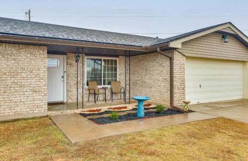 5 Mi to Museum of the Great Plains Home with Patio - Foto 23