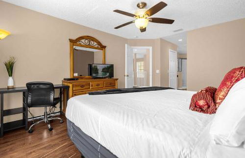 Upstay Home w Pool Hot Tub & Patio - Pet Friendly - Foto 21