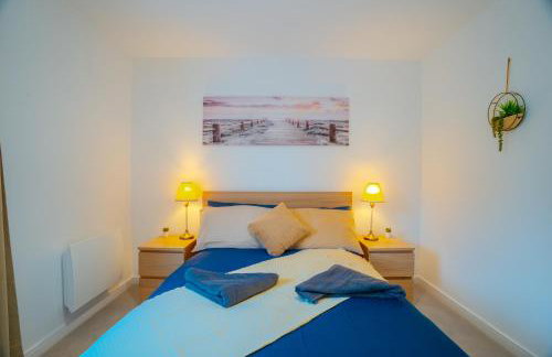 2 Bed Stylish Stay - By Holiday homes - Foto 5