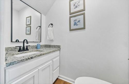 Chic & Modern 2BD Near CAE - Foto 12