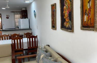 AP06 Espaçoso a 3 Minutos a Pé da Praia de Taperapuã, Acomoda até 8 Pessoas! - Foto 6