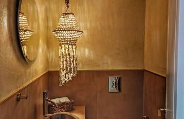 L A Boutique Suites with Private Hot Tub - Photo 50