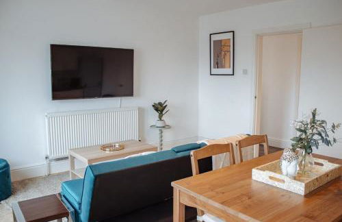 Spacious & Modern 8-Bed Home - Sleeps 13 - Parking - Foto 3
