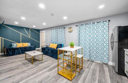 Chic Heights Retreat with Pool and Free Parking - Foto 17