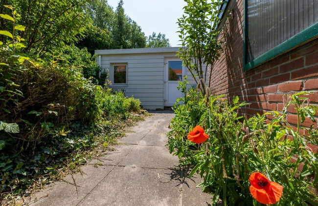 Cozy Holiday Home 3 Minutes From the Beach! - Photo 15