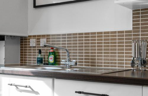Modern Stirling Apartment - Free Parking - Photo 14